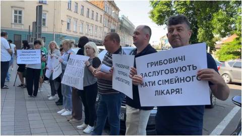 Мешканці Великих Грибович пікетували Львівську облраду через ситуацію з амбулаторією