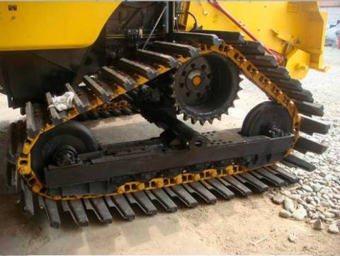 У Бродах злодії викрали з трактора "гусениці"