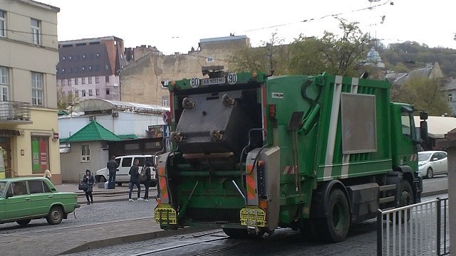 У Львові шукають фірму, що вивозитиме сміття з одного району