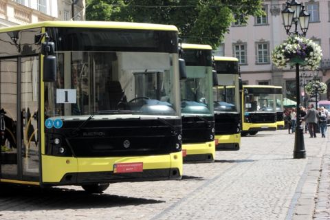 У Львові презентували автобуси, що облаштовані для людей з особливими потребами