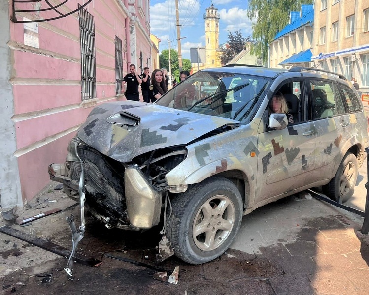 У Яворові п'яна водійка Toyota RAV4 збила поліцейську