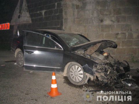 На Золочівщині автівка в'їхала у стіну тунелю: є постраждалий