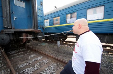 Львів'янин потягнув 56-тонний вагон на майже 19 метрів