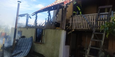 На Самбірщині вогонь знищив дах будівлі