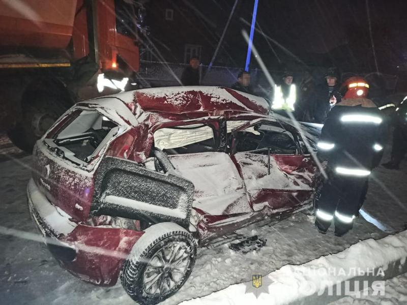 На Львівщині зіткнулися легковик і вантажівка: є травмований