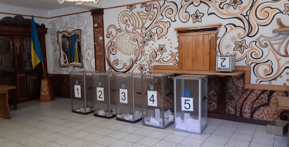 На 18 дільницях Львова бракує скриньок та кабінок для голосування