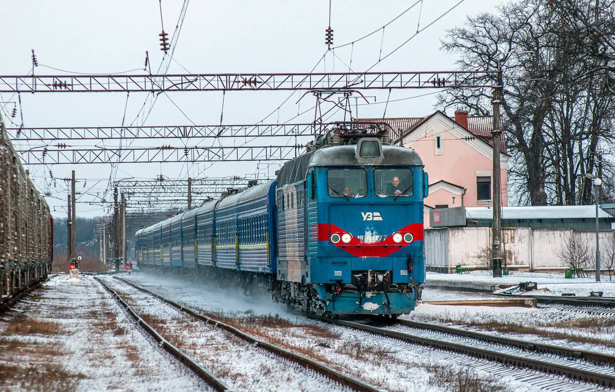 Укрзалізниця поповнила поїзди львівського напрямку додатковими вагонами 