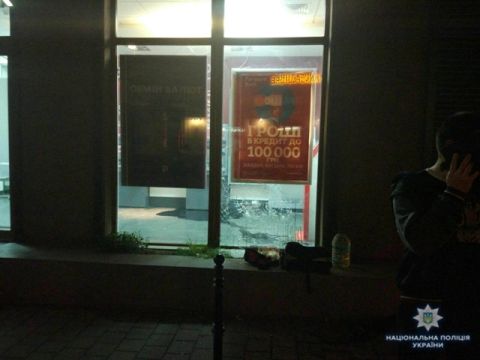 Невідомі розбили вікна у приміщенні двох філій одного банку у Львові