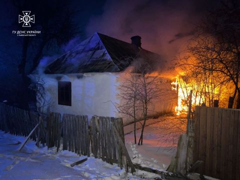 На Львівщині через пічку згорів дерев'яний будинок: загинула власниця