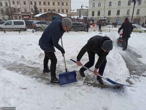 На вулиці Львова виїхали більше 130 одиниць снігоприбиральної техніки