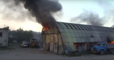 У Львові вщент згорів ангар з автівками