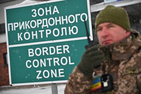 На всіх пунктах пропуску з Польщею тимчасово призупиняли оформлення авто, автобусів та вантажівок