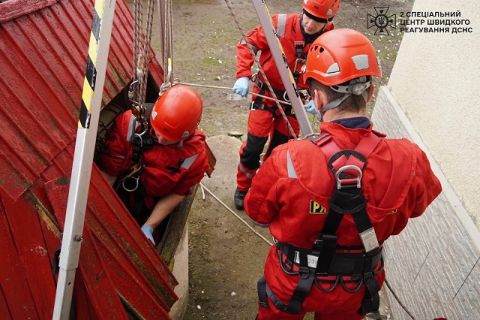 У Дрогобицькому районі рятувальники з колодязя дістали тіло жінки