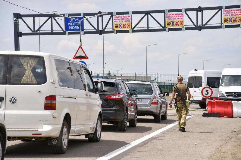 На кордоні з Польщею – черги з 240 авто та 22 автобусів