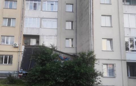 У Пустомитах вантажівка вʼїхала у стіну багатоповерхівки