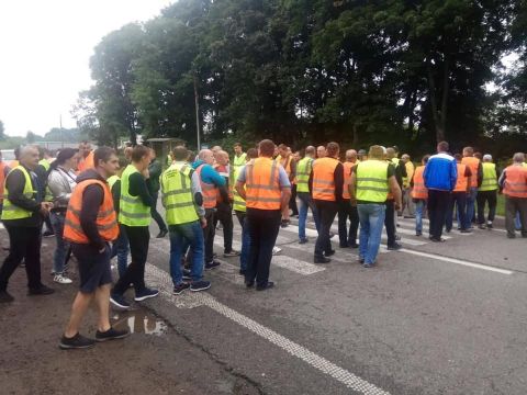 На Львівщині водії вантажівок перекривали трасу Київ-Чоп