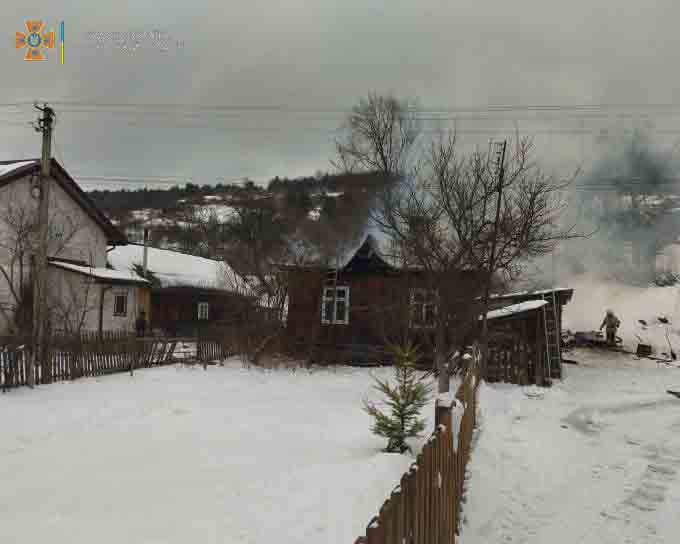На Самбірщині вогонь вщент знищив дах житлового будинку