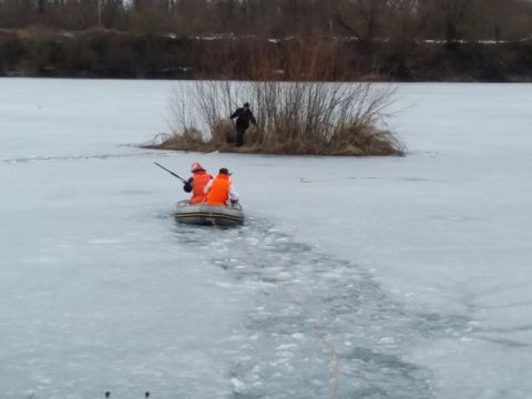 На Львівщині під лід провалився рибалка