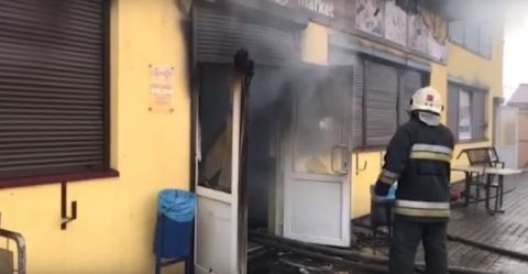 Більше 50 рятувальників гасили пожежу у магазині на Пустомитівщині