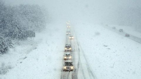 Через негоду на Львівщині водіїв вантажівок закликають не сідати за кермо