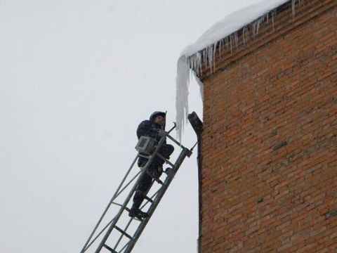 У Львові брили снігу та бурульки впали двом жінкам на голову
