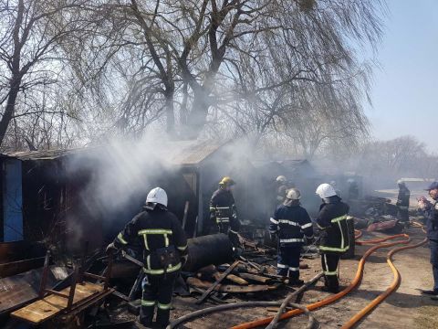 У Сокільниках через пожежу сухостою вщент згоріли гаражі