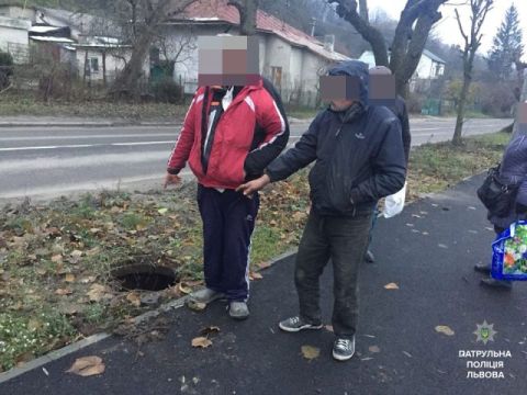 У Львові затримали на гарячому крадіїв люків