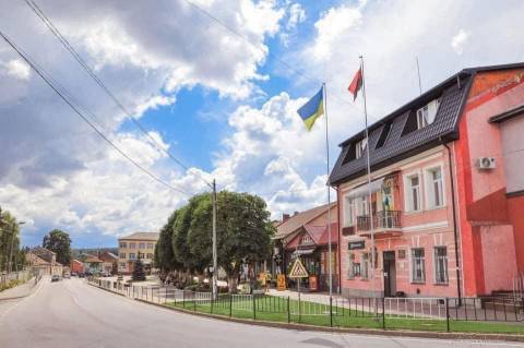 Мільйонна зарплата та ділянки на батька: що задекларувала секретарка Івано-Франківської селищної ради