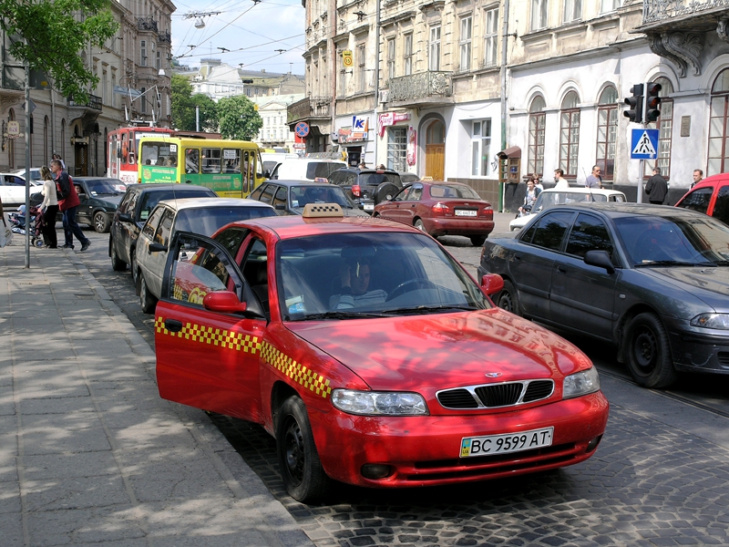 Для львівських таксистів розробили безкоштовний україно-англійський розмовник