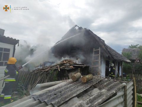 На Золочівщині зайнялася господарська будівля