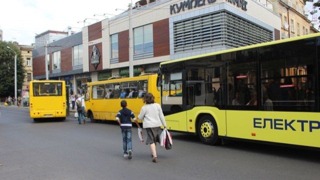 Віднині громадський транспорт Львова переходить в режим спецперевезень