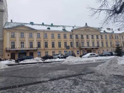 На будівлі Львівської облради виявили незаконну заміну дерев`яних вікон на пластикові