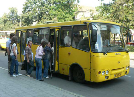 У Львові розслідують дії водія марштрутки, який нібито травмував дитину