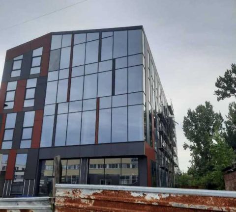 Суд постановив демонтувати незаконно збудований поверх торгового центру на Промисловій