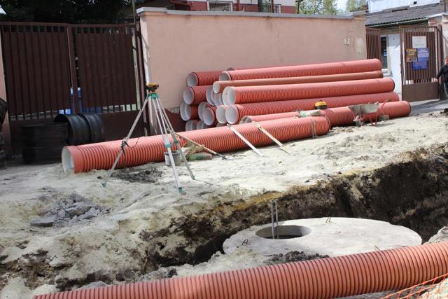 Через ремонти теплової мережі мешканцям трьох районів Львова вимкнули гарячу воду