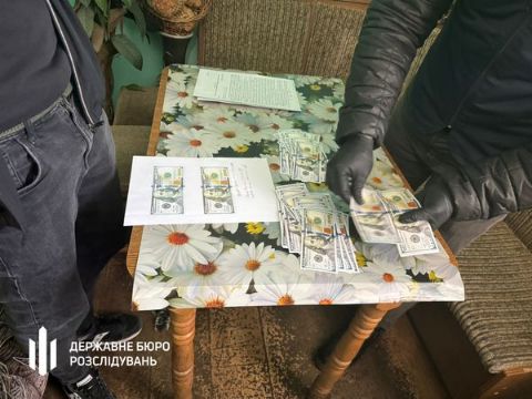 На Львівщині прикордонницю затримали на хабарі за переправлення ухилянта