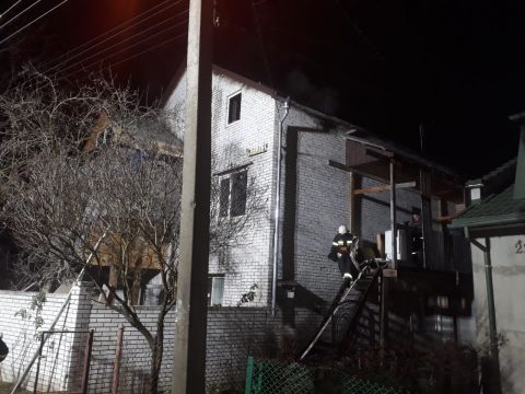 23 рятувальники гасили пожежу у Львові