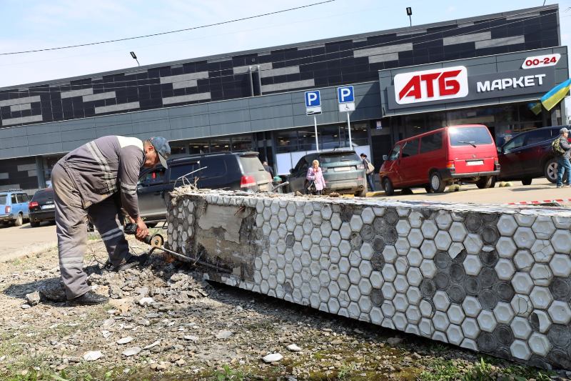 У Бориславі демонтували стелу, встановлену радянською владою