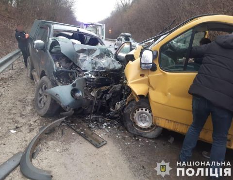 На Львівщині через ДТП з мікроавтобусом одна людина загинула та восьмеро травмовані