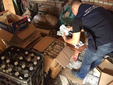 На Львівщині викрили три міні-цехи, де виробляли фальсифікований алкоголь