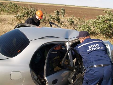 Рятувальники звільнили водія з автомобіля, який потрапив у ДТП на дорозі Львів-Краковець