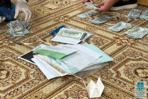 На Львівщині посадовця міськради та адвокатку викрили на хабарі у майже сім тисяч доларів