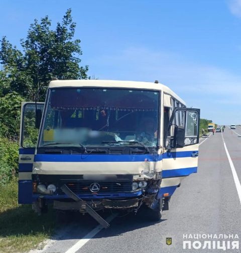 На трасі Львів – Тернопіль – Рава-Руська мікроавтобус зіткнувся з маршруткою: є постраждалі