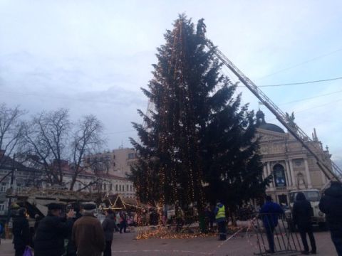 У Львові біля Оперного театру засвітять новорічну ялинку