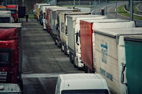 Український уряд планує евакуювати водіїв вантажівок із заблокованого кордону