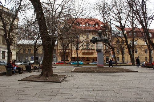 Поліція затримала двох невідомих під час спроби демонтажу пам'ятника Тудору у Львові (ОНОВЛЕНО)