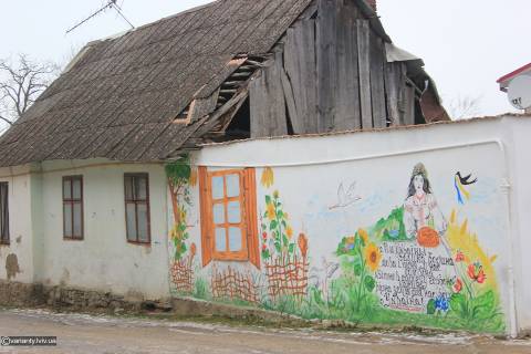 Поїзд, меблевий цех, пекарня, амбулаторія, дитсадок, центр містечка