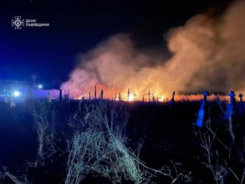 У Шептицькому районі через спалювання сухостою згорів місцевий цвинтар