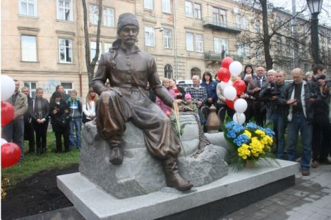 Невідомі вкрали кавник із пам'ятника Кульчицькому у Львові