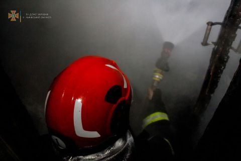 18 рятувальників гасили пожежа в 5-поверхівці Львова